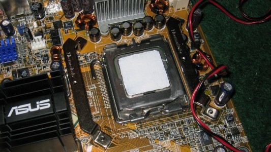 Intel Pentium 4 Prescott (530J) mit Wämeleitpaste bestrichen